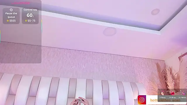 Viollet xoxo online show from February 8, 2026, 12:03 pm