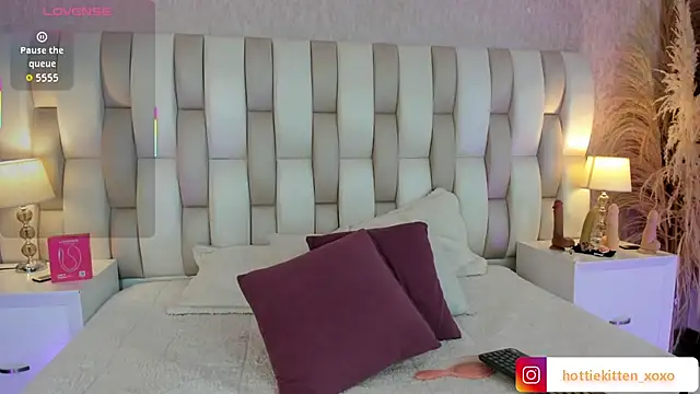 Viollet xoxo online show from February 4, 2026, 8:04 pm