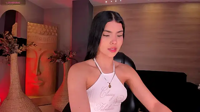 Snapshot of MiaLaurence chatting on January 13, 2026, 7:29 pm MiaLaurence online show from January 13, 2026, 7:29 pm