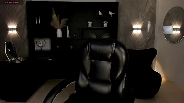 Snapshot of MiaLaurence chatting on March 29, 2026, 11:45 am MiaLaurence online show from March 29, 2026, 11:45 am