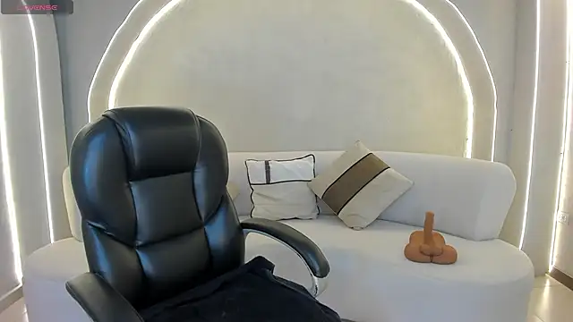 Snapshot of MiaLaurence chatting on February 26, 2026, 7:47 pm MiaLaurence online show from February 26, 2026, 7:47 pm