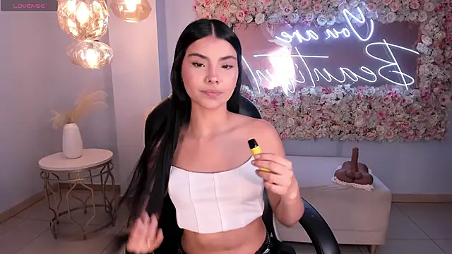 Snapshot of MiaLaurence chatting on March 26, 2026, 7:12 pm MiaLaurence online show from March 26, 2026, 7:12 pm