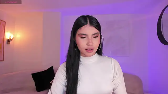 Snapshot of MiaLaurence chatting on November 8, 2025, 7:28 pm MiaLaurence online show from November 8, 2025, 7:28 pm