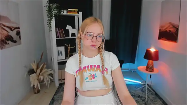 Snapshot of BellaMontgomery chatting on September 10, 2025, 9:47 pm BellaMontgomery online show from September 10, 2025, 9:47 pm