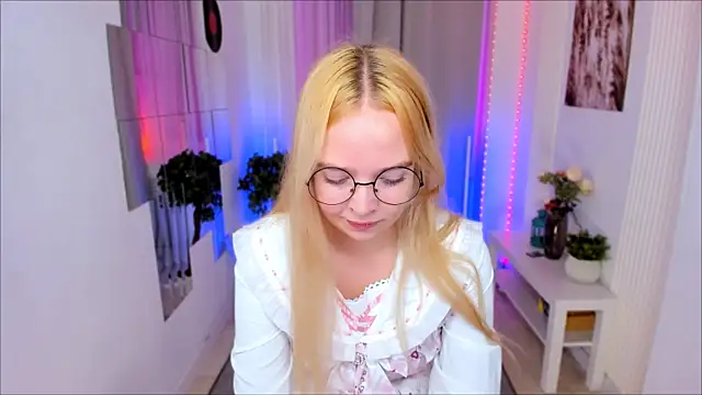 Snapshot of BellaMontgomery chatting on September 19, 2025, 10:47 pm BellaMontgomery online show from September 19, 2025, 10:47 pm