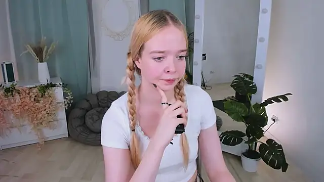 Snapshot of BellaMontgomery chatting on November 4, 2025, 10:35 pm BellaMontgomery online show from November 4, 2025, 10:35 pm