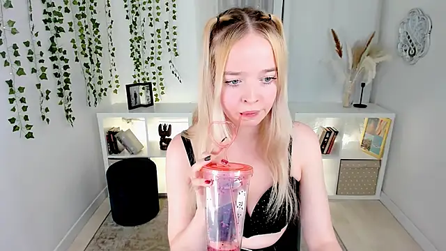 Snapshot of BellaMontgomery chatting on November 2, 2025, 9:42 pm BellaMontgomery online show from November 2, 2025, 9:42 pm