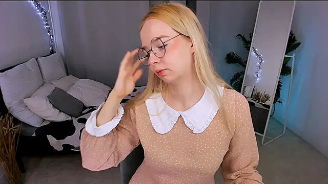 Snapshot of BellaMontgomery chatting on September 13, 2025, 9:59 pm BellaMontgomery online show from September 13, 2025, 9:59 pm