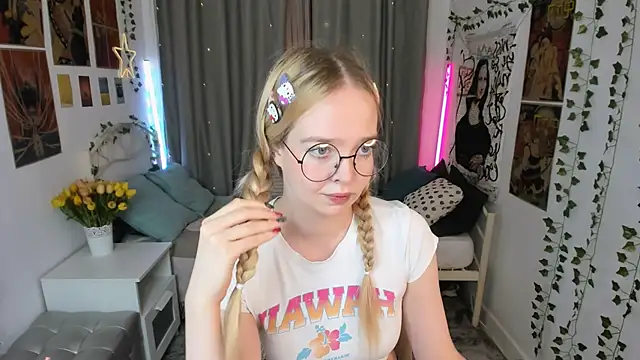 Snapshot of BellaMontgomery chatting on November 9, 2025, 11:42 pm BellaMontgomery online show from November 9, 2025, 11:42 pm