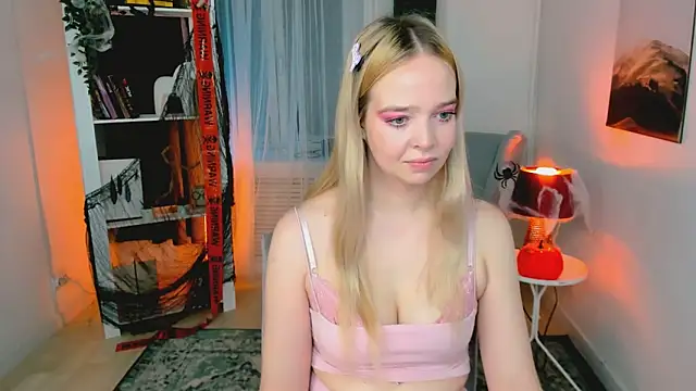 Snapshot of BellaMontgomery chatting on October 28, 2025, 11:03 pm BellaMontgomery online show from October 28, 2025, 11:03 pm