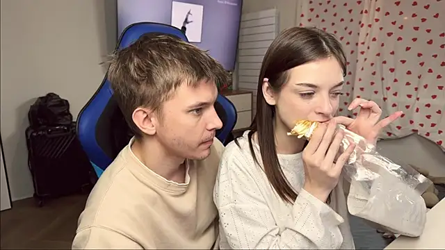 Snapshot of AsyaSky chatting on November 17, 2025, 4:22 pm AsyaSky online show from November 17, 2025, 4:22 pm