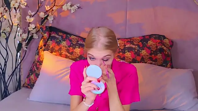 4example Chloe online show from November 7, 2025, 11:04 am