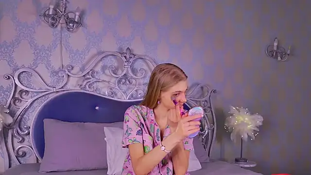 4example Chloe online show from November 25, 2025, 10:59 am