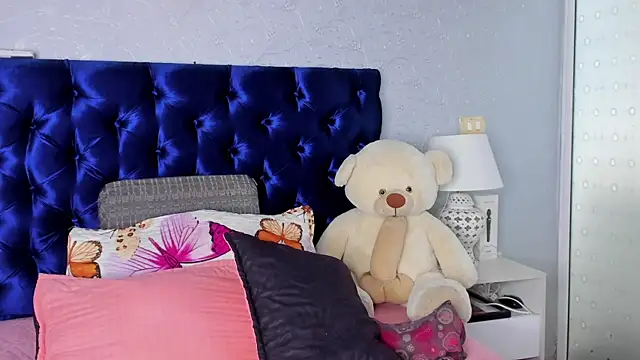 TANISHA HILL online show from November 4, 2025, 7:50 pm