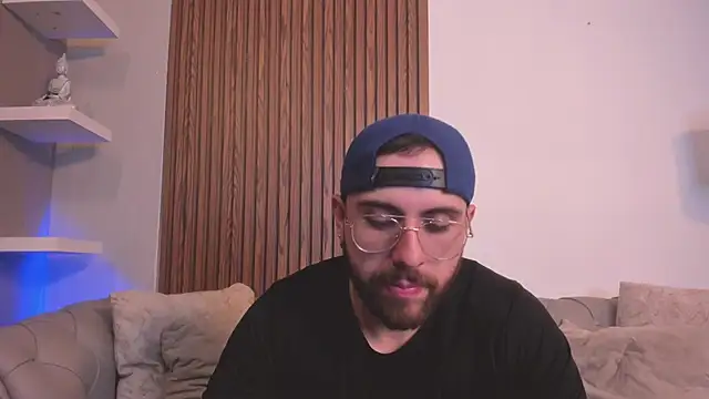 Snapshot of Maximo_Wolff chatting on May 4, 2026, 1:42 am Maximo Wolff online show from May 4, 2026, 1:42 am
