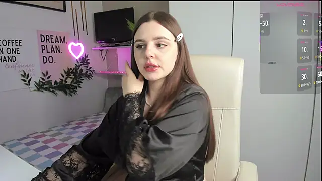 LiaWoow online show from October 13, 2025, 1:45 pm