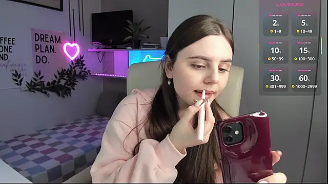 LiaWoow online show from September 29, 2025, 1:50 pm