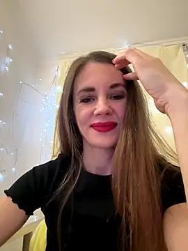 Snapshot of LucieMack chatting on December 14, 2025, 2:44 pm LucieMack online show from December 14, 2025, 2:44 pm