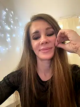 Snapshot of LucieMack chatting on October 29, 2025, 6:18 pm LucieMack online show from October 29, 2025, 6:18 pm