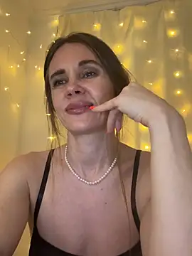 Snapshot of LucieMack chatting on May 22, 2026, 4:05 pm LucieMack online show from May 22, 2026, 4:05 pm