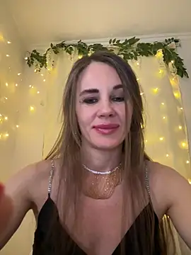 Snapshot of LucieMack chatting on April 18, 2026, 4:42 pm LucieMack online show from April 18, 2026, 4:42 pm