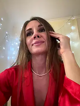 Snapshot of LucieMack chatting on November 17, 2025, 5:28 pm LucieMack online show from November 17, 2025, 5:28 pm