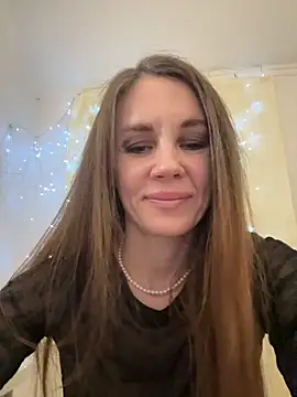 Snapshot of LucieMack chatting on November 24, 2025, 3:45 pm LucieMack online show from November 24, 2025, 3:45 pm