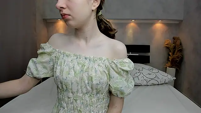 Snapshot of Camilla_Kelly chatting on November 16, 2025, 1:10 am Camilla Kelly online show from November 16, 2025, 1:10 am