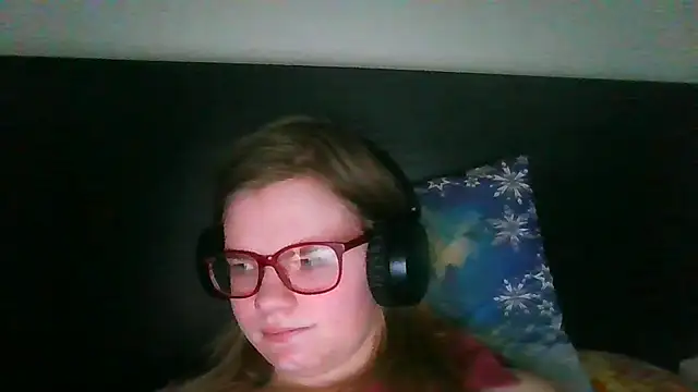 Moonolighta online show from October 27, 2025, 8:04 am