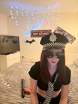 Snapshot of NaughtyLittleLouise chatting on October 24, 2025, 10:09 pm NaughtyLittleLouise online show from October 24, 2025, 10:09 pm