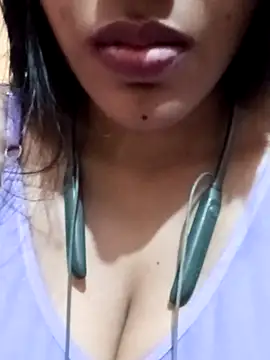 Snapshot of kaviyaponnu0987 chatting on November 6, 2025, 9:02 am kaviyaponnu0987 online show from November 6, 2025, 9:02 am