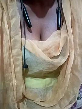 kaviyaponnu0987 online show from April 14, 2026, 1:38 pm