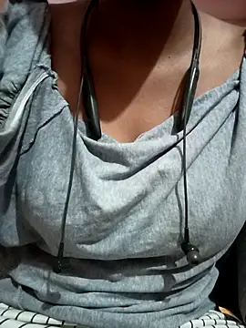 kaviyaponnu0987 online show from April 1, 2026, 9:01 pm