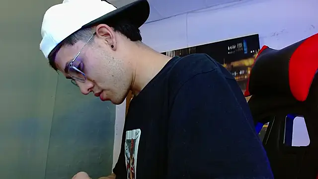 Snapshot of alexgiraldo__ chatting on May 21, 2026, 1:03 am alexgiraldo online show from May 21, 2026, 1:03 am