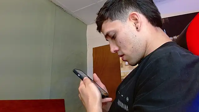 Snapshot of alexgiraldo__ chatting on June 6, 2026, 12:27 am alexgiraldo online show from June 6, 2026, 12:27 am