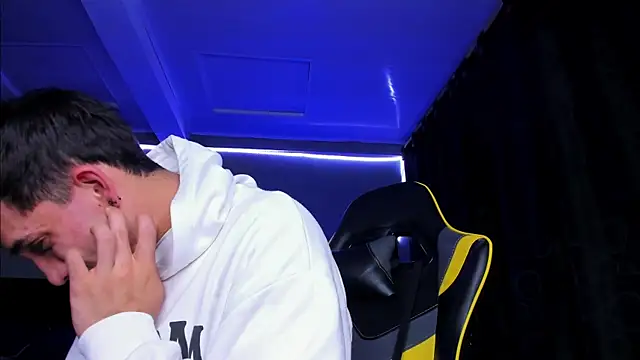 alexgiraldo   online show from October 31, 2025, 4:31 am