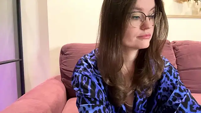 Snapshot of mia_shine_bright_wow chatting on October 3, 2025, 5:31 am mia shine bright wow online show from October 3, 2025, 5:31 am