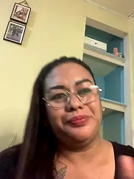 Snapshot of EmmaKantutera chatting on November 12, 2025, 4:00 pm EmmaKantutera online show from November 12, 2025, 4:00 pm