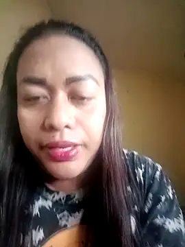 Snapshot of EmmaKantutera chatting on December 5, 2025, 8:35 am EmmaKantutera online show from December 5, 2025, 8:35 am