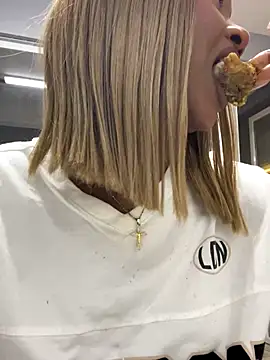 Snapshot of alisonn_moon chatting on November 22, 2025, 12:43 am alisonn moon online show from November 22, 2025, 12:43 am