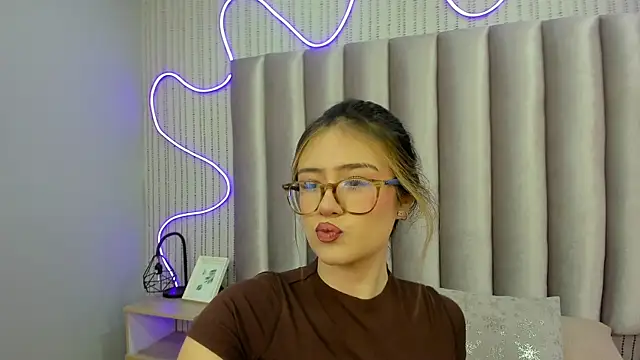 SamanthaPeachss online show from December 1, 2025, 12:39 pm