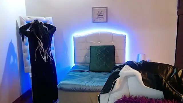 elapetitie online show from November 16, 2025, 2:49 am