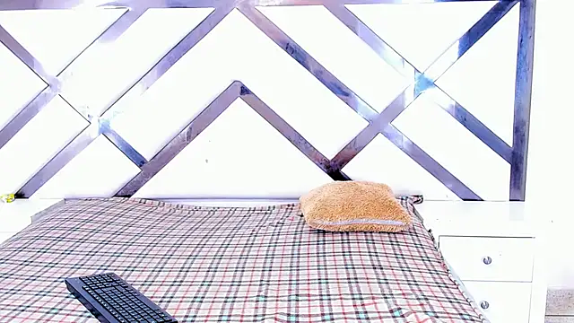 Snapshot of LadyandMaverick chatting on December 15, 2025, 3:23 am LadyandMaverick online show from December 15, 2025, 3:23 am