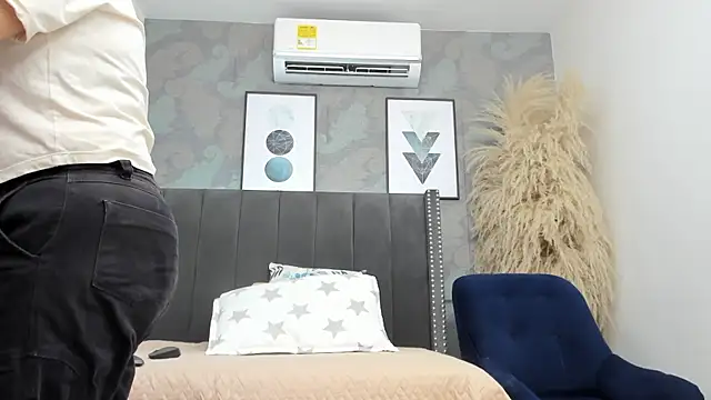 Milf loven  online show from December 13, 2025, 8:04 pm