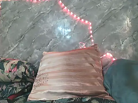 ZARIA-VIXEN online show from December 2, 2025, 11:45 am