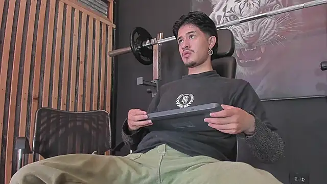 DimitriDeluxe online show from November 4, 2025, 7:39 pm