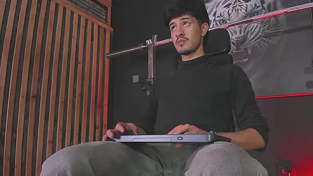 DimitriDeluxe online show from November 13, 2025, 8:13 pm