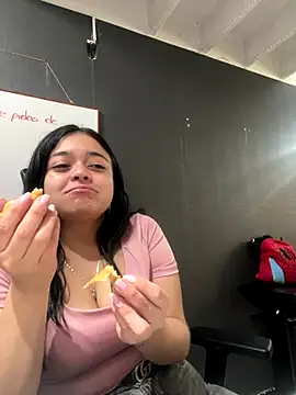 Emily Rivers  online show from November 19, 2025, 1:44 pm