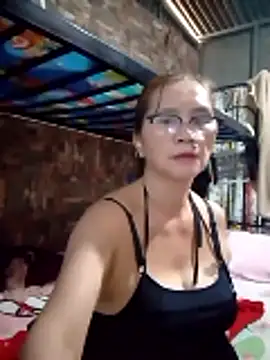 Snapshot of SexyHottMom chatting on May 17, 2026, 1:38 am SexyHottMom online show from May 17, 2026, 1:38 am