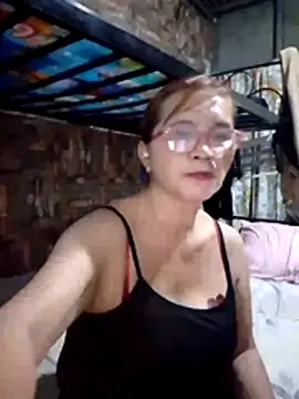 Snapshot of SexyHottMom chatting on May 13, 2026, 2:02 pm SexyHottMom online show from May 13, 2026, 2:02 pm